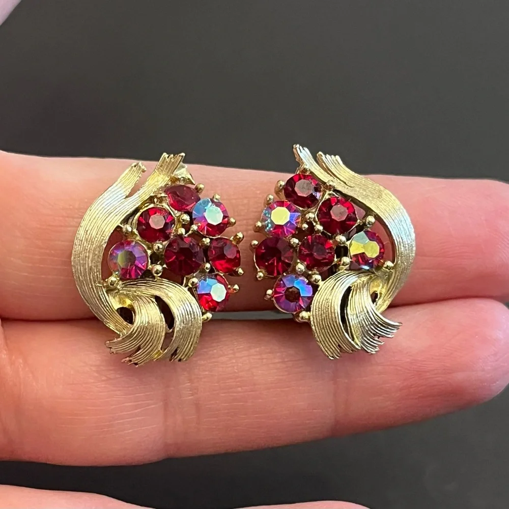 Lisner Red Rhinestone Parure - Picture 9 of 11